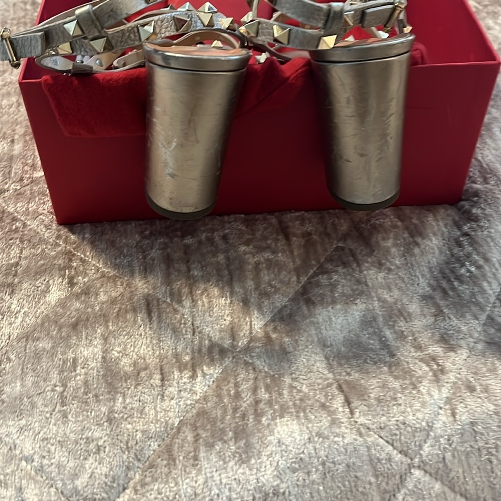 Authentic Valentino’s shoes in gold in good condition size 37/